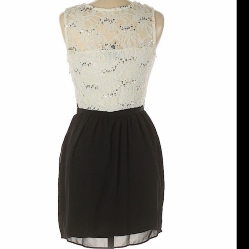 IZ Byer California Sleeveless Lace Dress